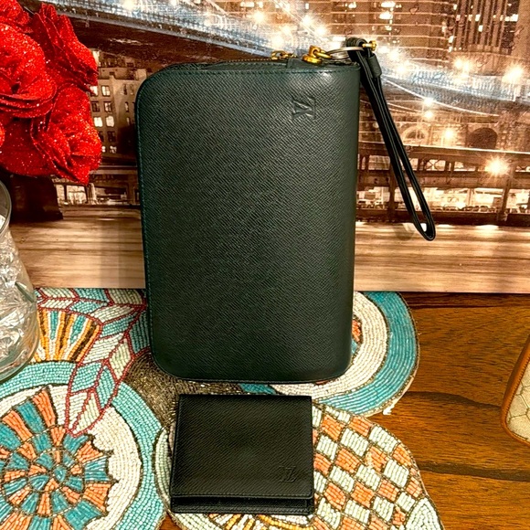 Louis Vuitton briefcase Taiga Green edition Is coming with the personal wallet. - Picture 5 of 10